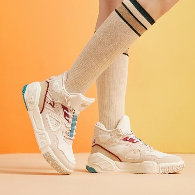 ハイカットスニーカー ダンス 疲れにくい 痛くならない カジュアル シンプル かわいい 遊び心 おしゃれ 歩きやすい クッション 安定感