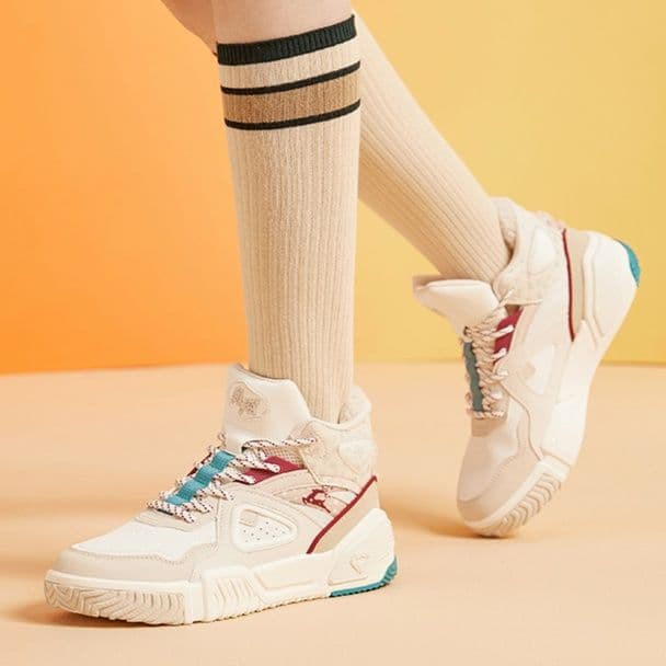 ハイカットスニーカー ダンス 疲れにくい 痛くならない カジュアル シンプル かわいい 遊び心 おしゃれ 歩きやすい クッション 安定感