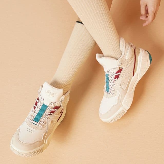 ハイカットスニーカー ダンス 疲れにくい 痛くならない カジュアル シンプル かわいい 遊び心 おしゃれ 歩きやすい クッション 安定感