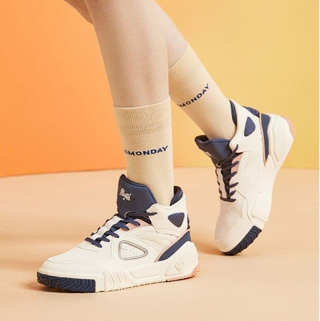 ハイカットスニーカー ダンス 疲れにくい 痛くならない カジュアル シンプル かわいい 遊び心 おしゃれ 歩きやすい クッション 安定感