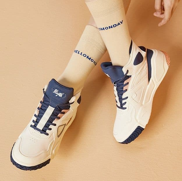 ハイカットスニーカー ダンス 疲れにくい 痛くならない カジュアル シンプル かわいい 遊び心 おしゃれ 歩きやすい クッション 安定感