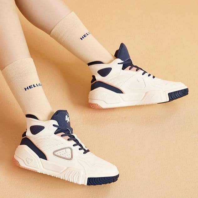 ハイカットスニーカー ダンス 疲れにくい 痛くならない カジュアル シンプル かわいい 遊び心 おしゃれ 歩きやすい クッション 安定感