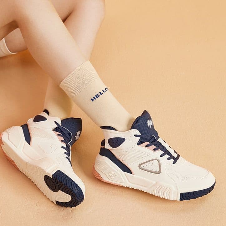 ハイカットスニーカー ダンス 疲れにくい 痛くならない カジュアル シンプル かわいい 遊び心 おしゃれ 歩きやすい クッション 安定感