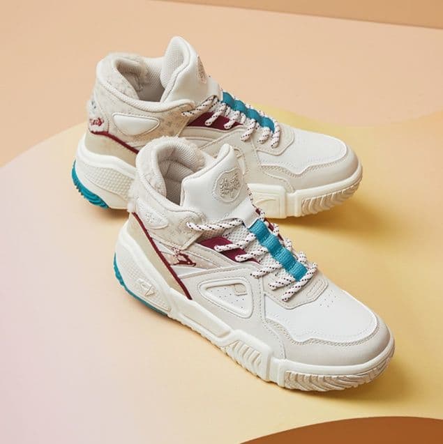 ハイカットスニーカー ダンス 疲れにくい 痛くならない カジュアル シンプル かわいい 遊び心 おしゃれ 歩きやすい クッション 安定感