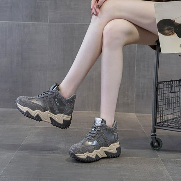 ハイカットスニーカー 美脚足長 ストリート ヒップホップ ダンススニーカー 伸長効果 目立つ 遊び心 おしゃれ クッション 安定感