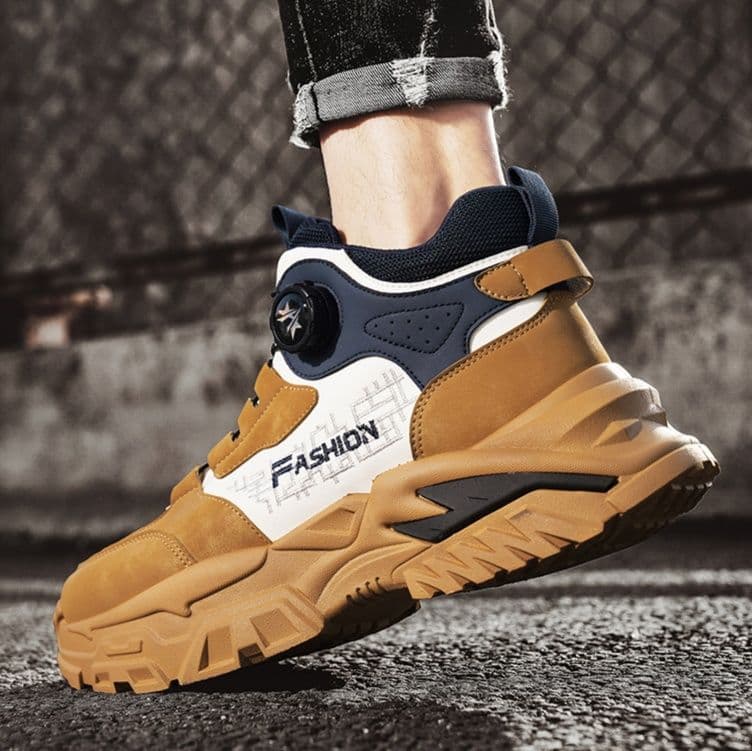 【ハイテク・アーバン】ダイヤル式フリーロック・ダッドスニーカー エクリュ×ダークブラウン | 多層パネル構造 ギザギザ・チャンキーソール ストリート・テックウェア