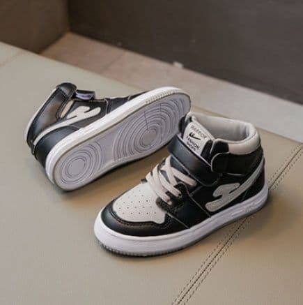 ハイカットスニーカー カジュアル シンプル 可愛い かわいい 目立つ 遊び心 おしゃれ 通気性 履き心地 歩きやすい クッション