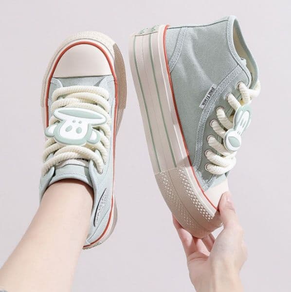 ハイカットスニーカー シンプル カジュアル 可愛い かわいい 目立つ 遊び心 デイリーコーデ デイリーユース 履きやすい 歩きやすい