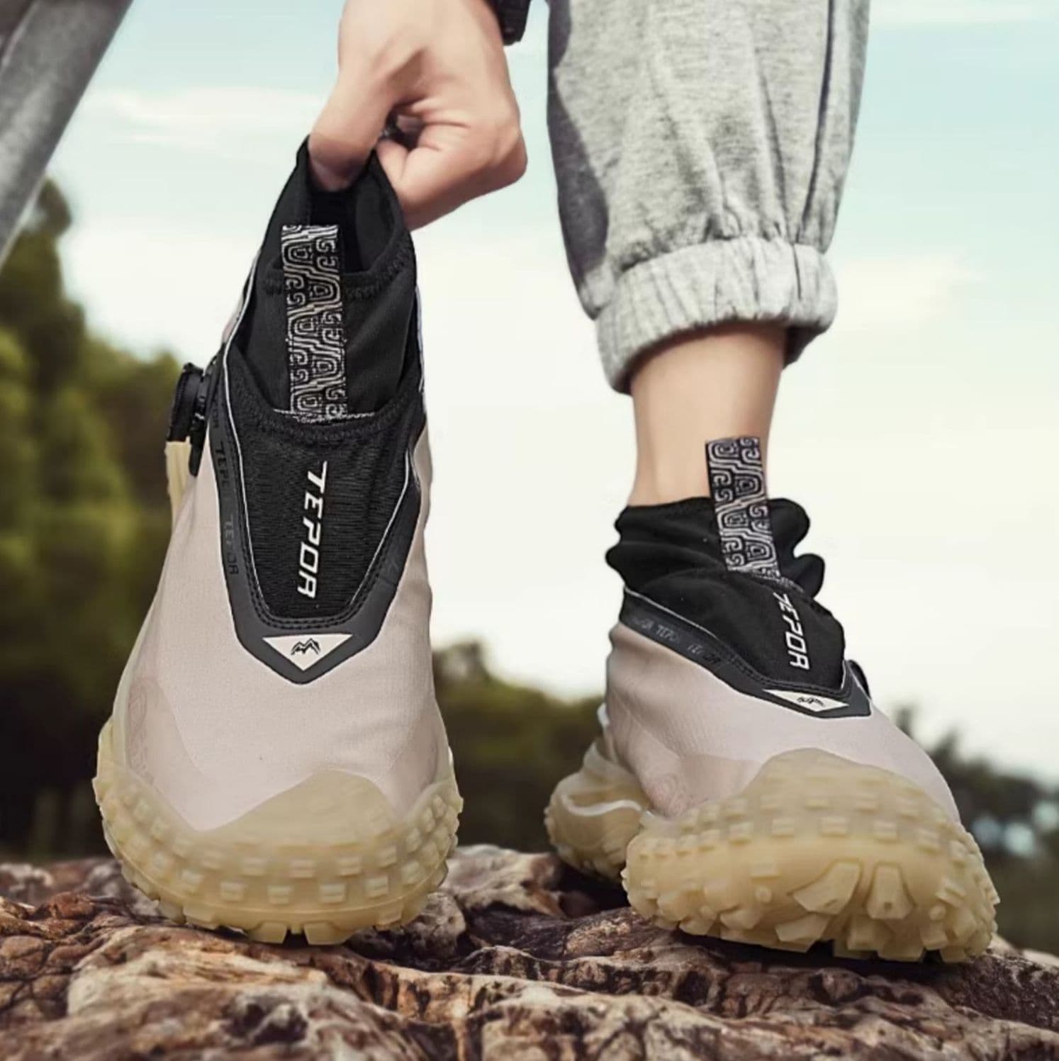 【次世代の履き心地】未来派 ダイヤル式ハイテクスニーカー ホワイト | 着脱スムーズ テックウェア 氷上デザイン