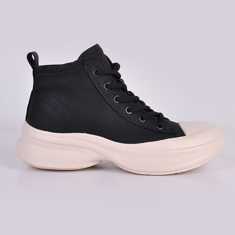 ハイカットスニーカー 厚底ソール 柔らか 履き心地 疲れにくい カジュアルコーデ きれいめ ラフなスタイル フィット感 お出かけ