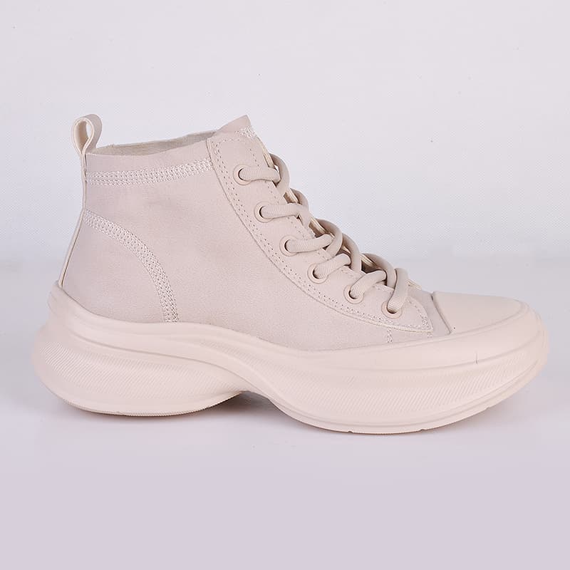 ハイカットスニーカー 厚底ソール 柔らか 履き心地 疲れにくい カジュアルコーデ きれいめ ラフなスタイル フィット感 お出かけ