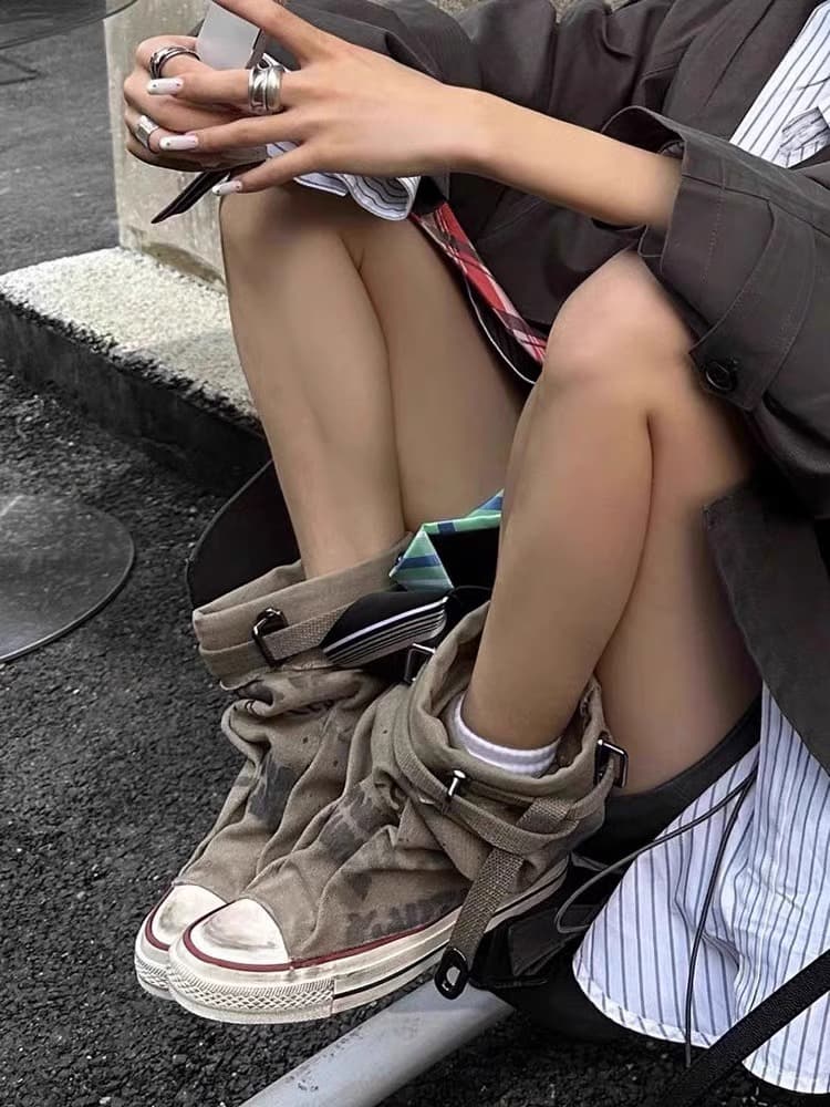 ハイカットスニーカー ヴィンテージ風ベルト付きハイカット