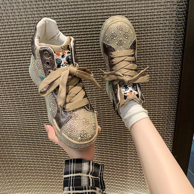 ハイカットスニーカー カジュアル ガーリーコーデ クッション性 痛くならない 歩きやすい クッション 安定感 可愛い 目立つ 遊び心