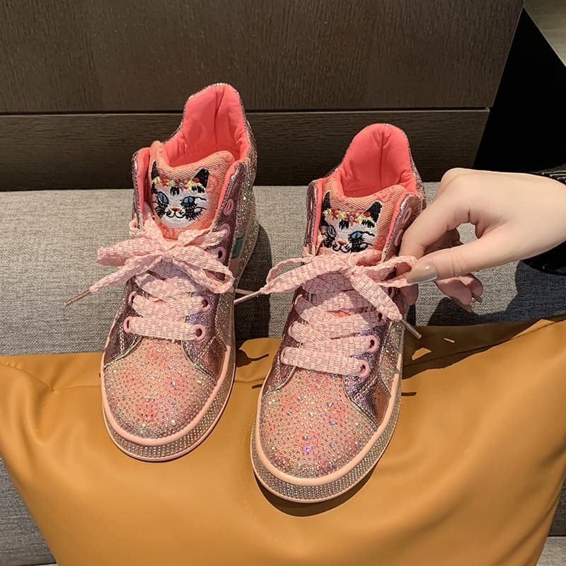 ハイカットスニーカー カジュアル ガーリーコーデ クッション性 痛くならない 歩きやすい クッション 安定感 可愛い 目立つ 遊び心