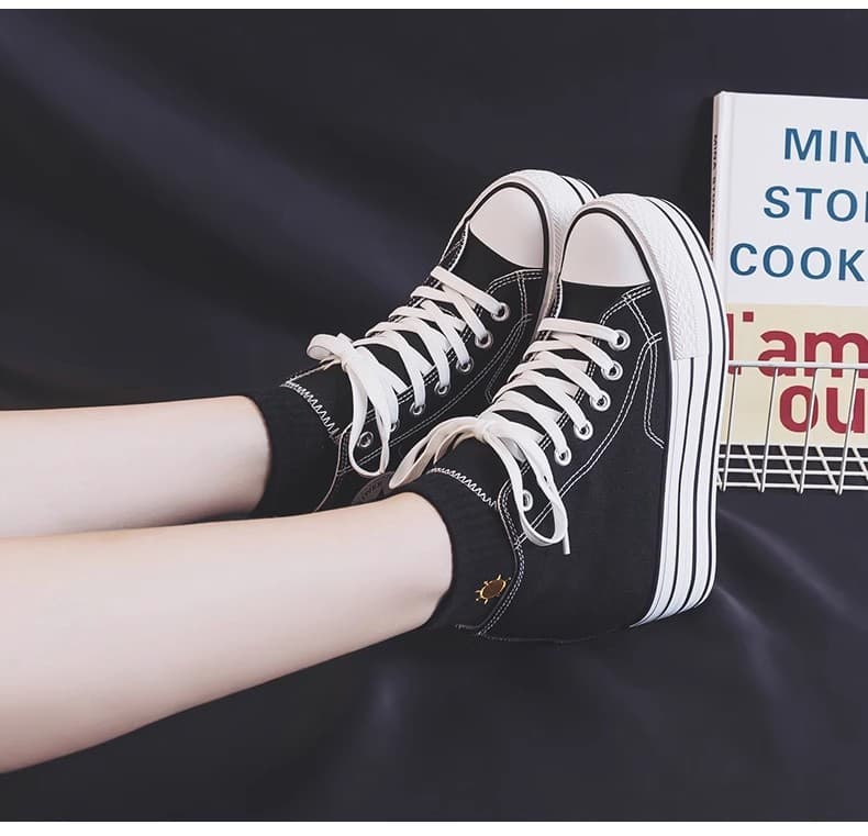 ハイカットスニーカー 脚長効果 厚底靴 ボリュームソール カジュアル シンプル 可愛い デイリーコーデ 伸長効果 歩きやすい クッション