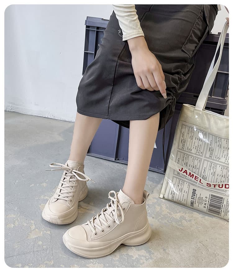 ハイカットスニーカー 厚底ソール 柔らか 履き心地 疲れにくい カジュアルコーデ きれいめ ラフなスタイル フィット感 お出かけ