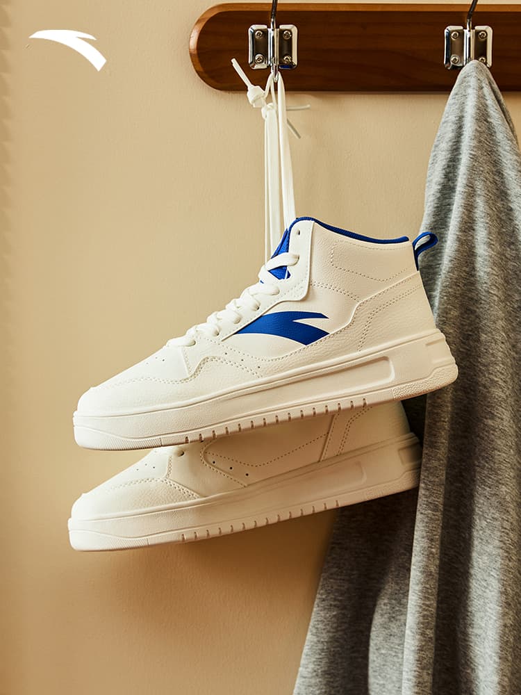 【スカイ・コンラスト】ミッドカット バスケットスニーカー オフホワイト×ブルー | スムースレザー・レイヤード ヘリテージ・スポーツ