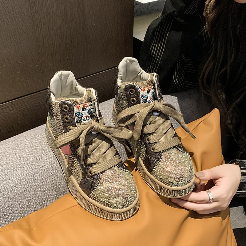 ハイカットスニーカー カジュアル ガーリーコーデ クッション性 痛くならない 歩きやすい クッション 安定感 可愛い 目立つ 遊び心