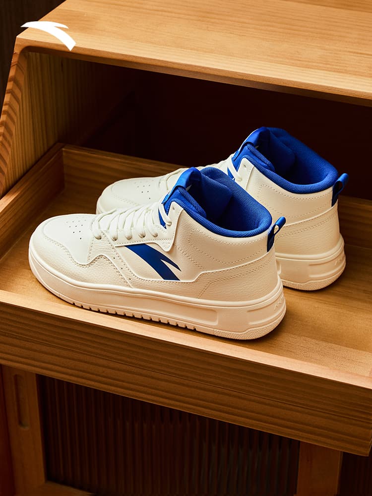 【スカイ・コンラスト】ミッドカット バスケットスニーカー オフホワイト×ブルー | スムースレザー・レイヤード ヘリテージ・スポーツ