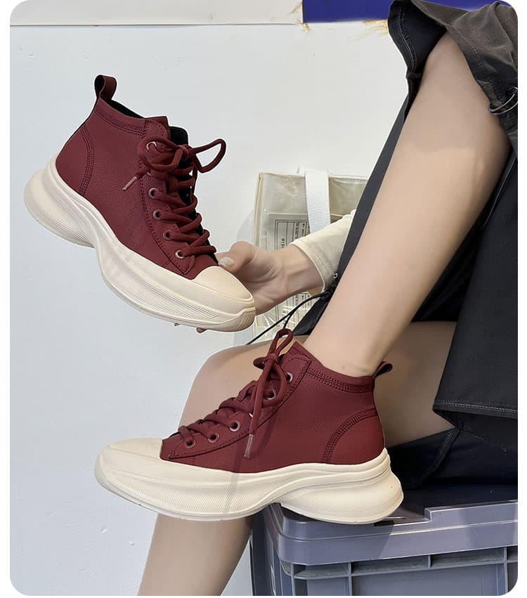 ハイカットスニーカー 厚底ソール 柔らか 履き心地 疲れにくい カジュアルコーデ きれいめ ラフなスタイル フィット感 お出かけ