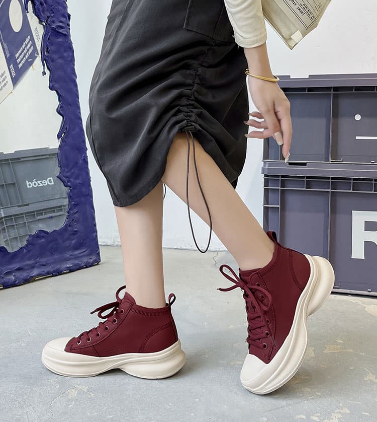 ハイカットスニーカー 厚底ソール 柔らか 履き心地 疲れにくい カジュアルコーデ きれいめ ラフなスタイル フィット感 お出かけ