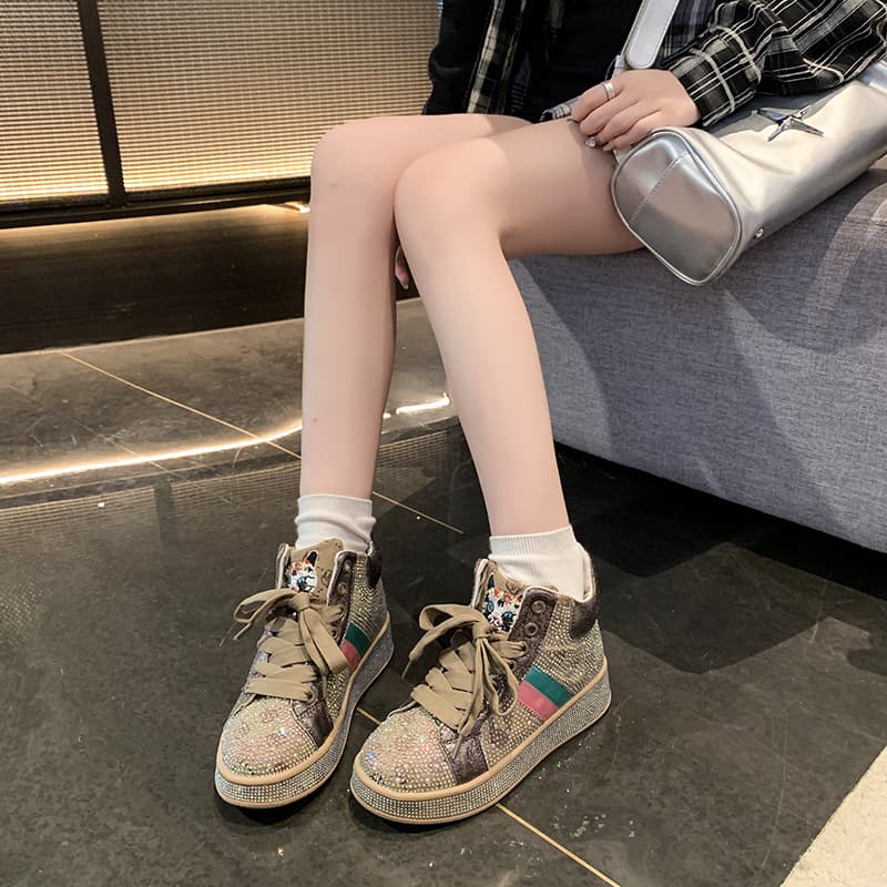 ハイカットスニーカー カジュアル ガーリーコーデ クッション性 痛くならない 歩きやすい クッション 安定感 可愛い 目立つ 遊び心