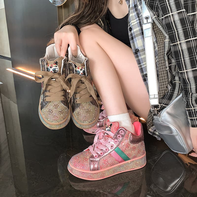 ハイカットスニーカー カジュアル ガーリーコーデ クッション性 痛くならない 歩きやすい クッション 安定感 可愛い 目立つ 遊び心