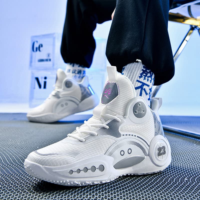 ハイカットスニーカー かっこいい 履きやすい スポーツ カジュアル 通気性 クッション 衝撃吸収 グリップ力 部活 目立つ 疲れにくい