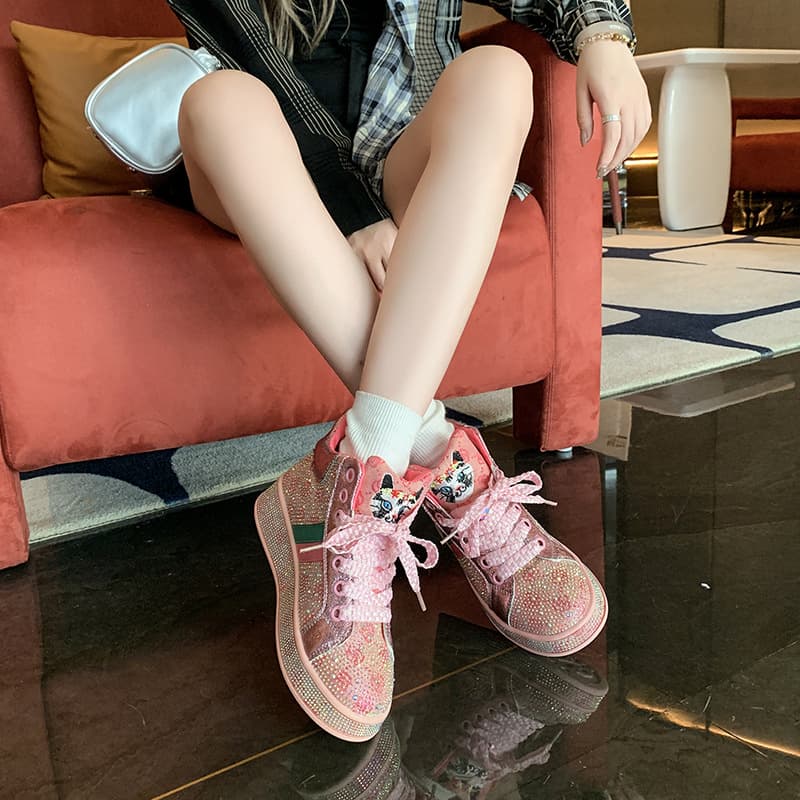 ハイカットスニーカー カジュアル ガーリーコーデ クッション性 痛くならない 歩きやすい クッション 安定感 可愛い 目立つ 遊び心