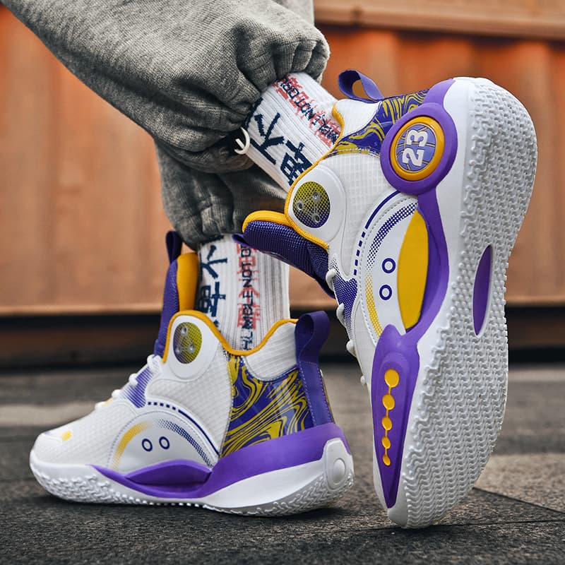 ハイカットスニーカー かっこいい 履きやすい スポーツ カジュアル 通気性 クッション 衝撃吸収 グリップ力 部活 目立つ 疲れにくい