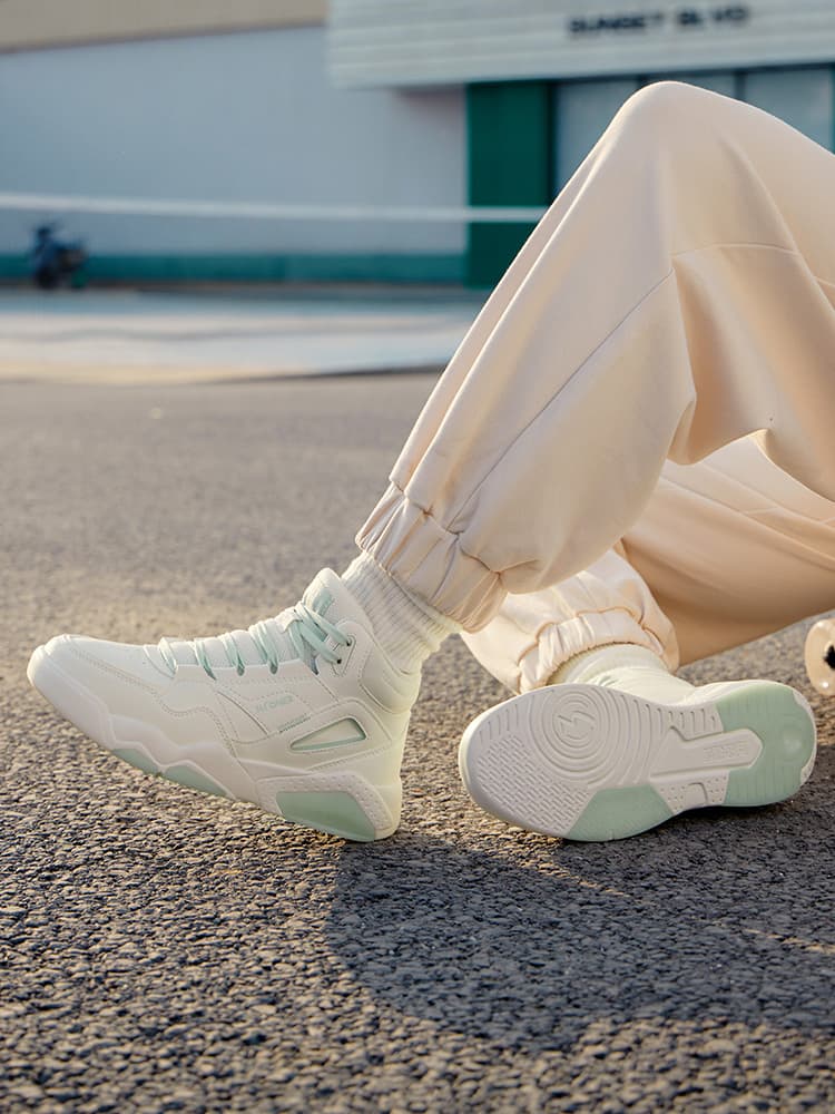 ハイカットスニーカー 定番 洗練された都会派 ハイカット スポーツシューズ 歩きやすい 軽量 シンプル クッション