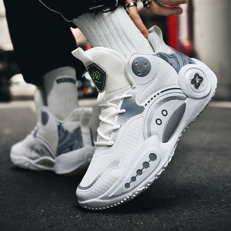 ハイカットスニーカー かっこいい 履きやすい スポーツ カジュアル 通気性 クッション 衝撃吸収 グリップ力 部活 目立つ 疲れにくい