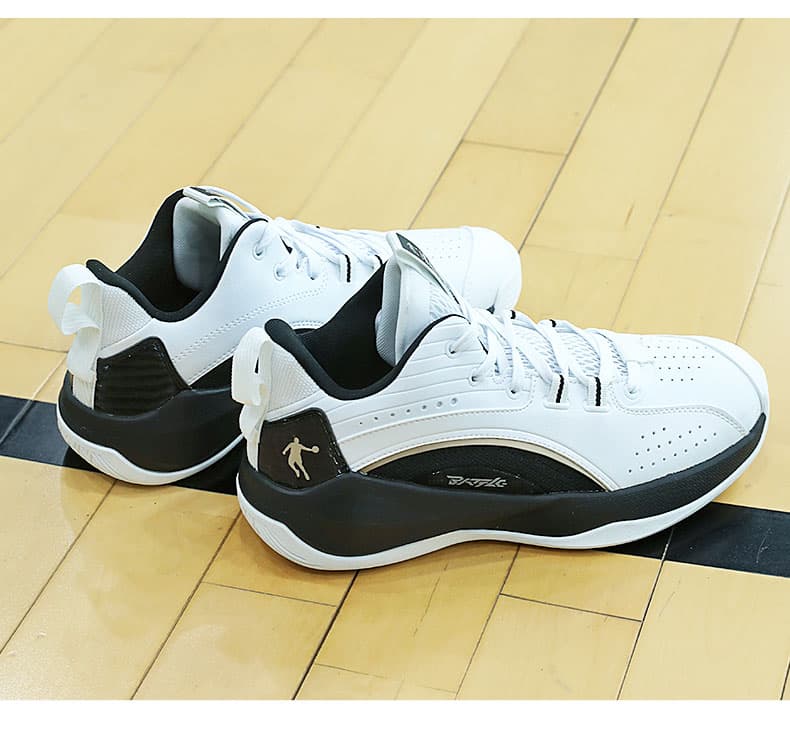 ハイカットスニーカー 軽量 プロフェッショナル 競技シューズ バスケットシューズ 部活 ジョーダン 防水レザー