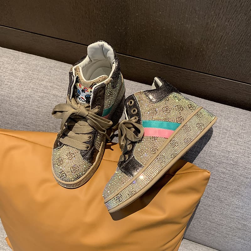 ハイカットスニーカー カジュアル ガーリーコーデ クッション性 痛くならない 歩きやすい クッション 安定感 可愛い 目立つ 遊び心