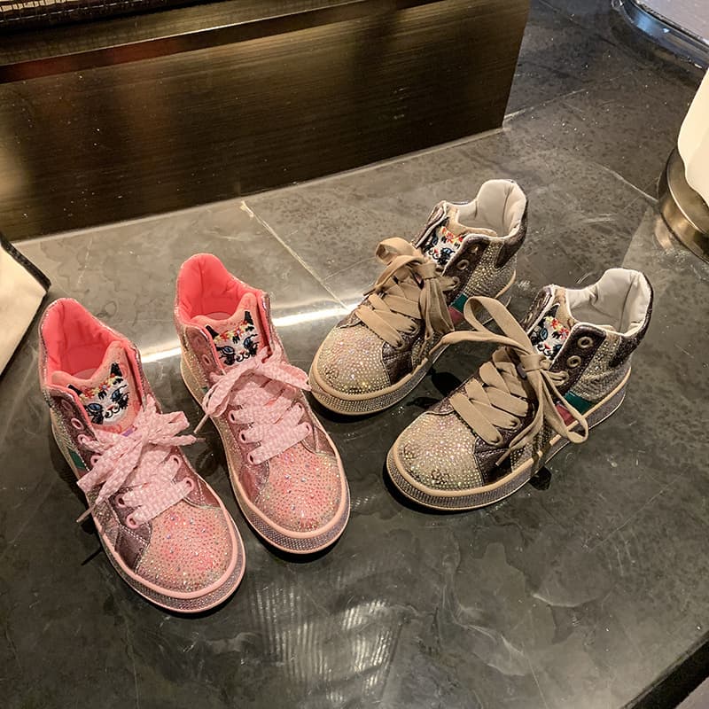 ハイカットスニーカー カジュアル ガーリーコーデ クッション性 痛くならない 歩きやすい クッション 安定感 可愛い 目立つ 遊び心